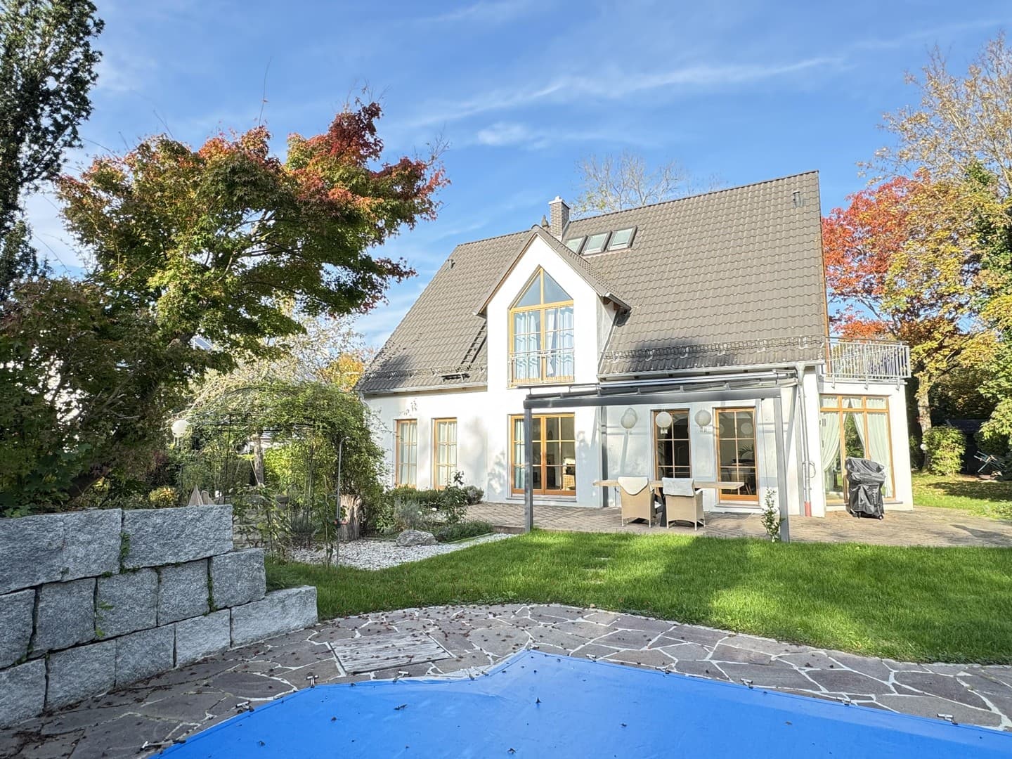 Großes Haus direkt an der BIS mit Garten, Pool und Sauna (teilmöbeliert)