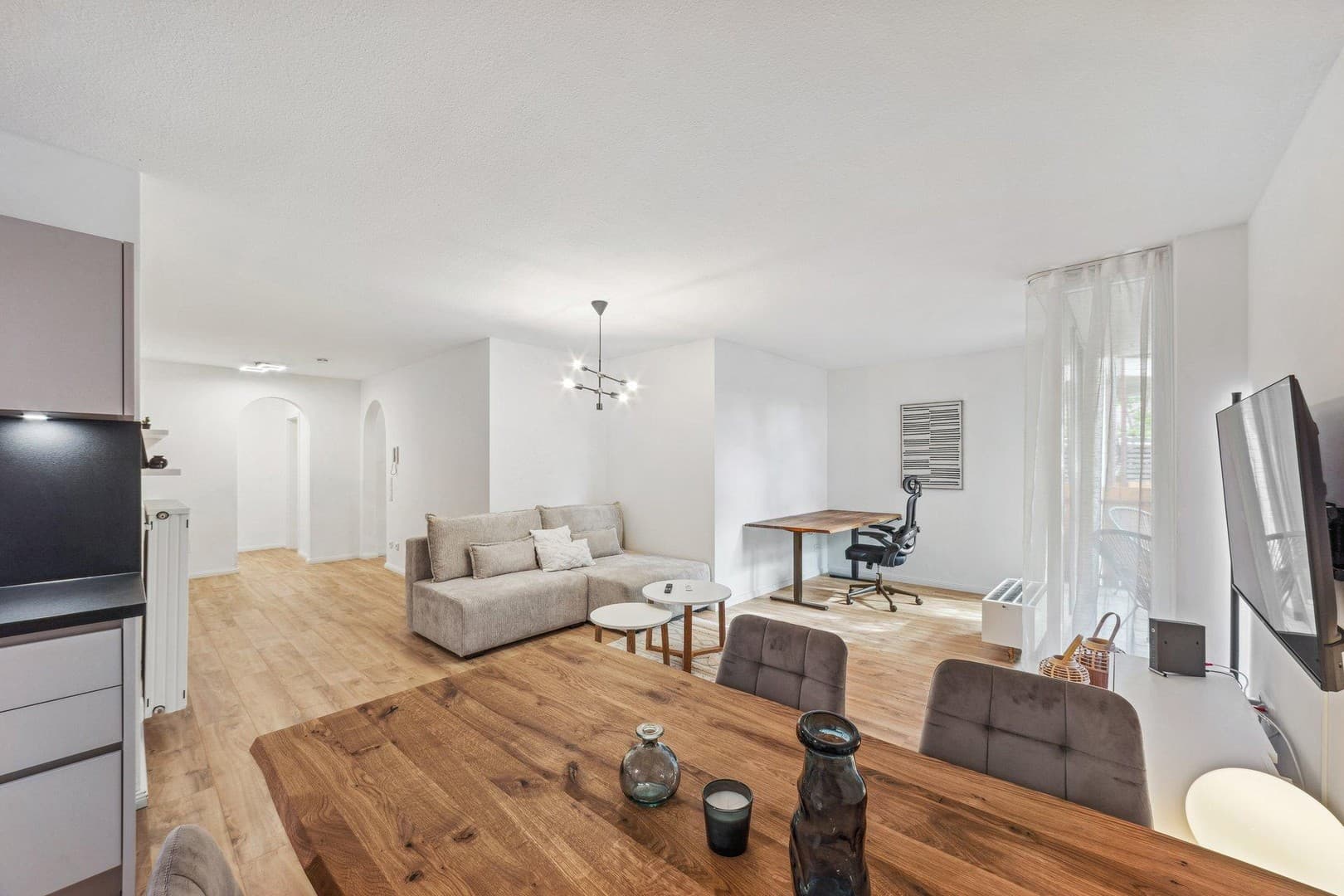 Exklusiv möblierte und renovierte Wohnung, EBK, Balkon und Tiefgaragenstellplatz