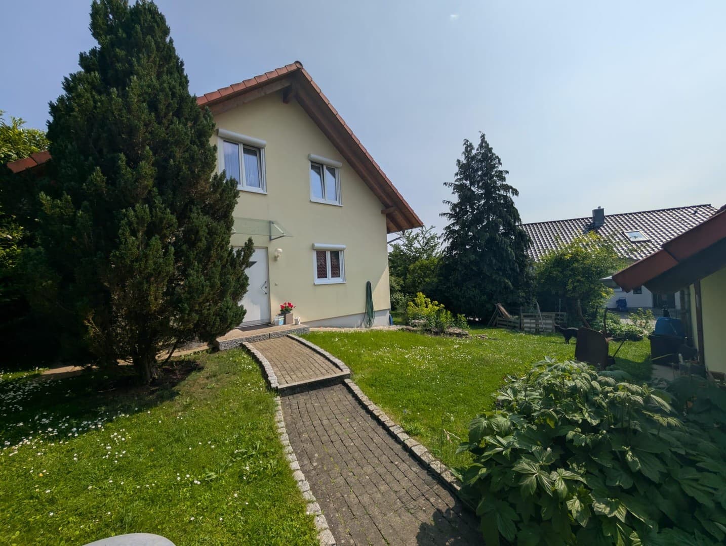 Einfamilienhaus mit Doppelgarage mit großem Garten