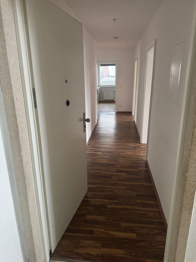 3- Zimmer-Hochparterre- Wohnung mit Einbauküche, Gemeinschaftsgarten und PKW Stellplatz