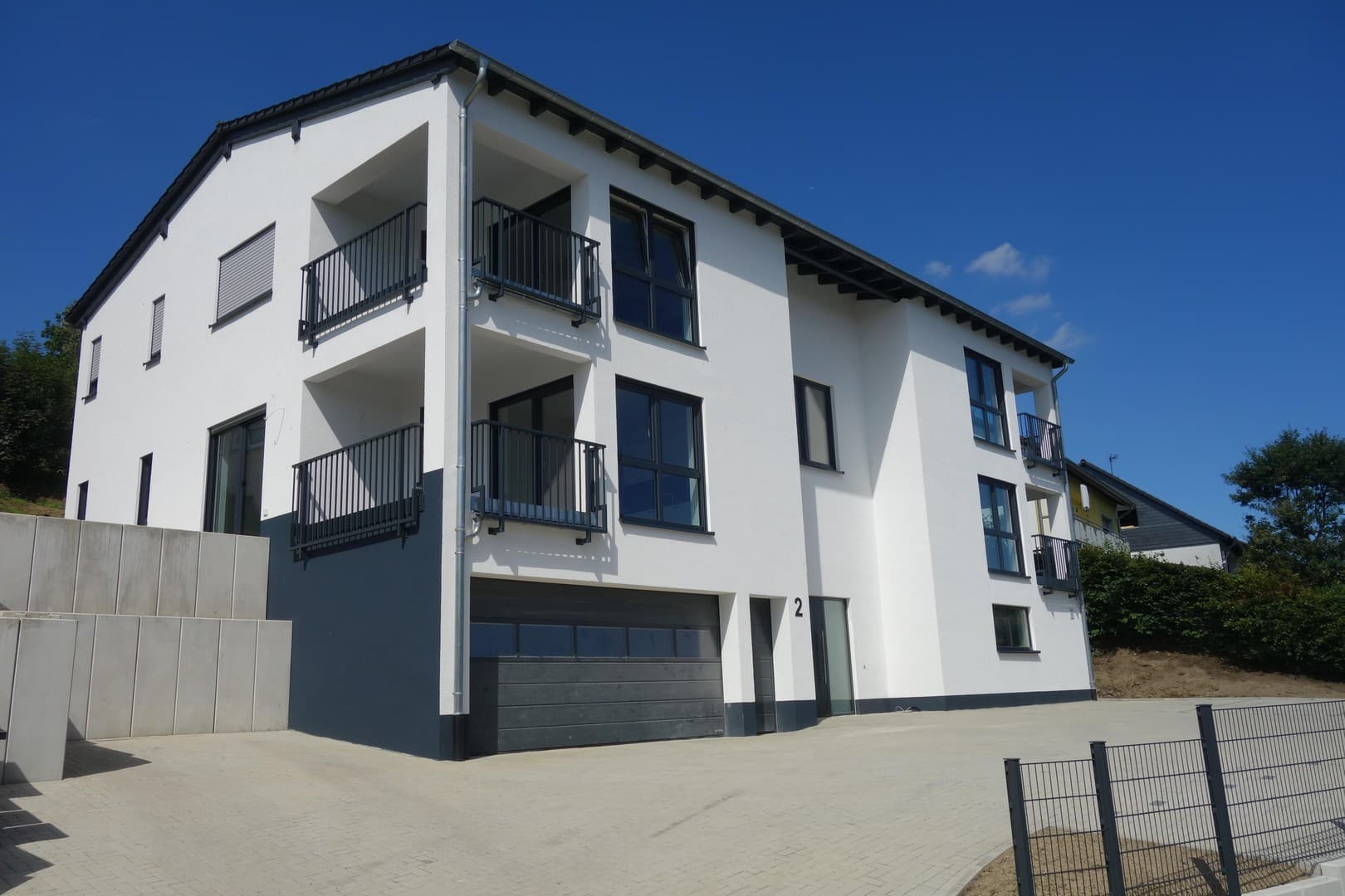 Neubau-Wohnung mit Einbauküche und großer Terrasse!