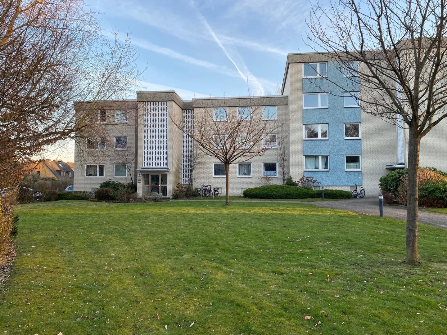 Großzügige 4-Zi.-Whg. (2 2/2 Zi.) mit Balkon/Südlage ; auf großem Grundstück ; provisionsfrei