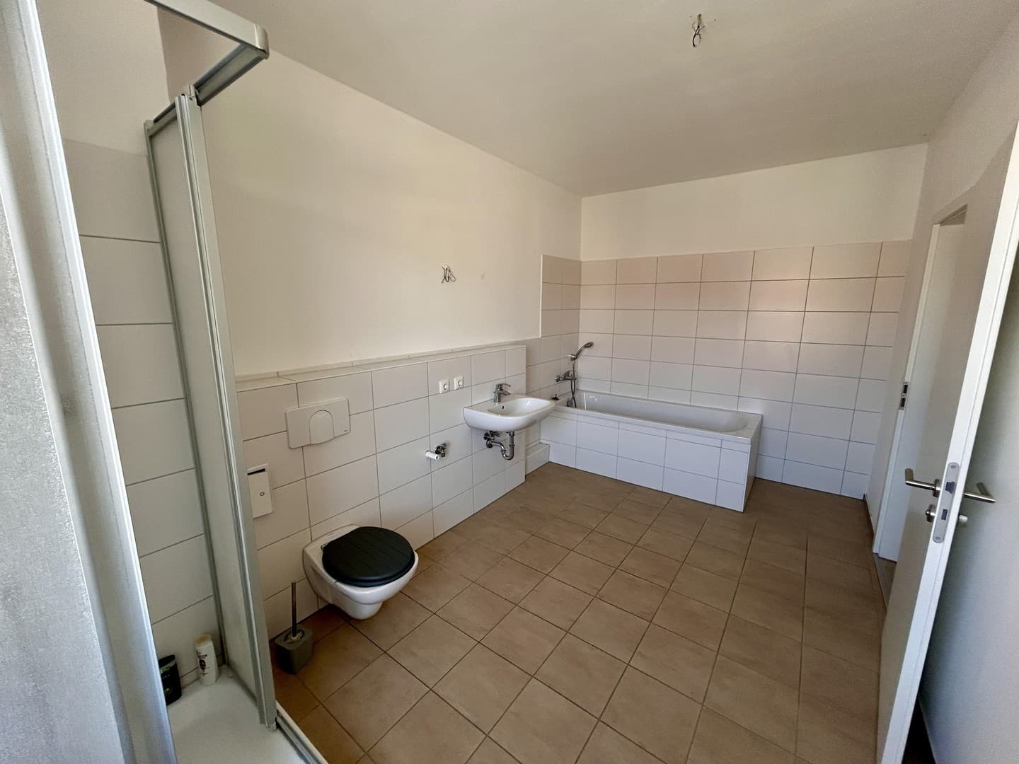 frisch renoviert mit Wanne & Dusche & Stellplatz bei Bedarf