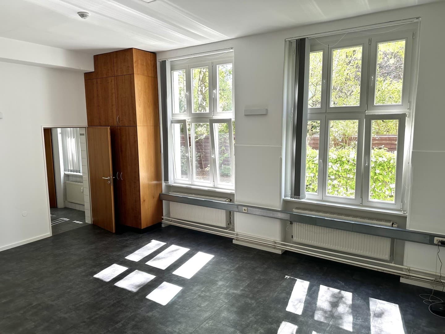Schönes helles Büro incl. Strom, Internet, mit Gartenblick, Nutzung Besprechungsraum ...