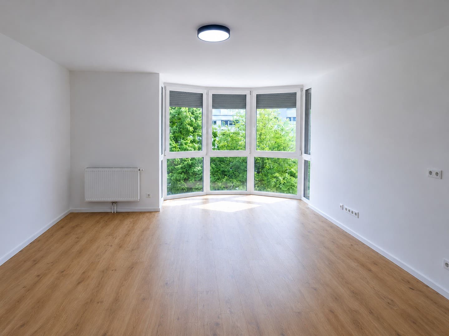 Modern kernsaniert provisionsfrei – stilvolles Wohnen mit besonderer Panorama-Fensterfront