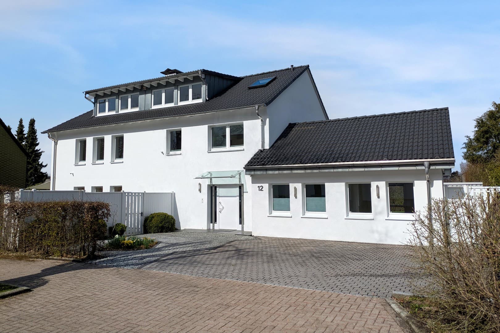 Großzügiges Zweifamilienhaus mit ca. 389 m² Wohnfläche – ideal für Mehrgenerationen
