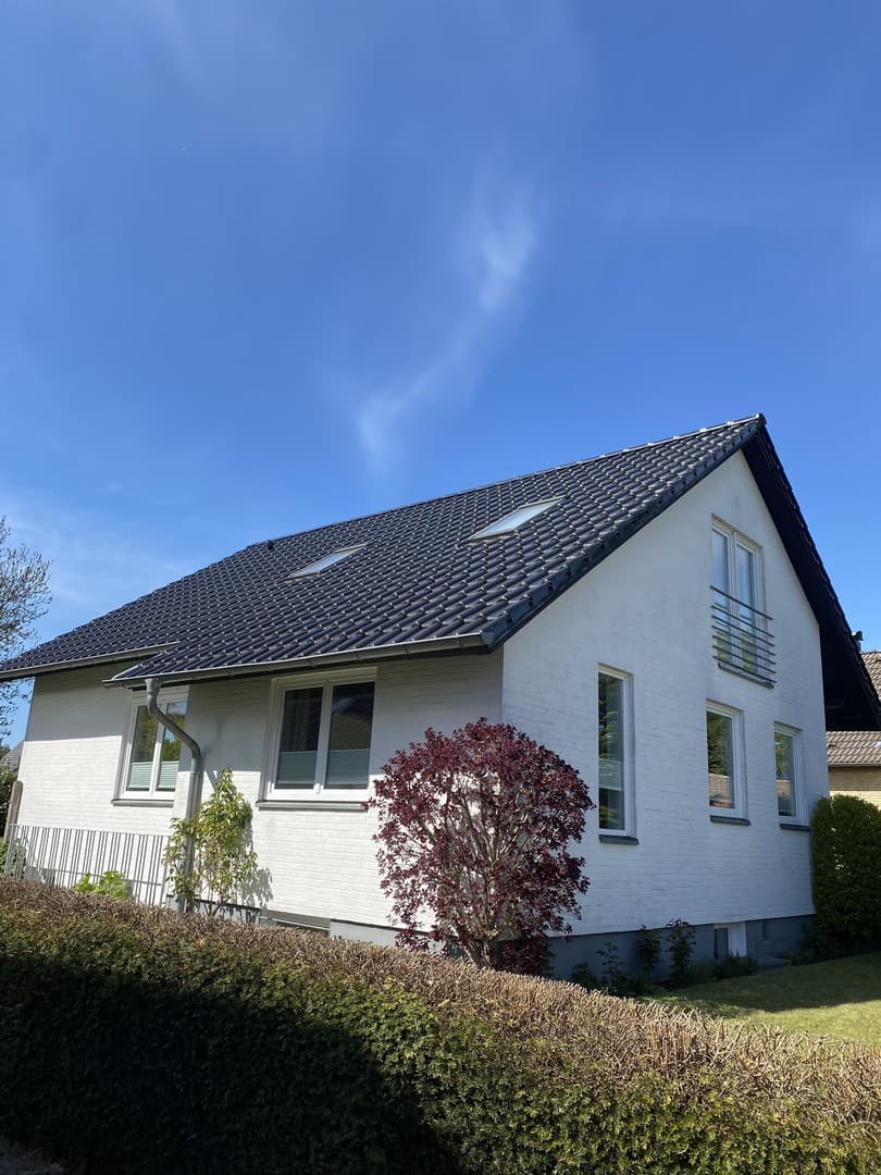 Freistehendes Einfamilienhaus mit Garten und Garage