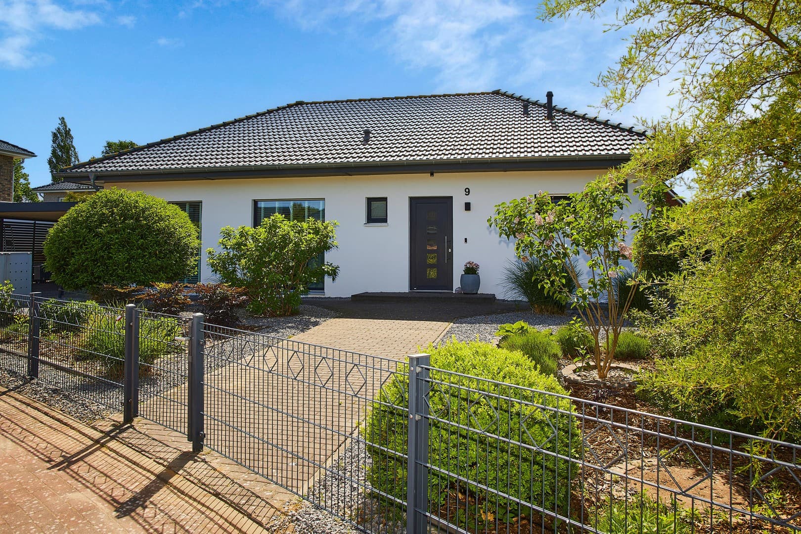Modernes Wohnen auf einer Ebene – Energieeffizienter Bungalow vor den Toren Hamburgs