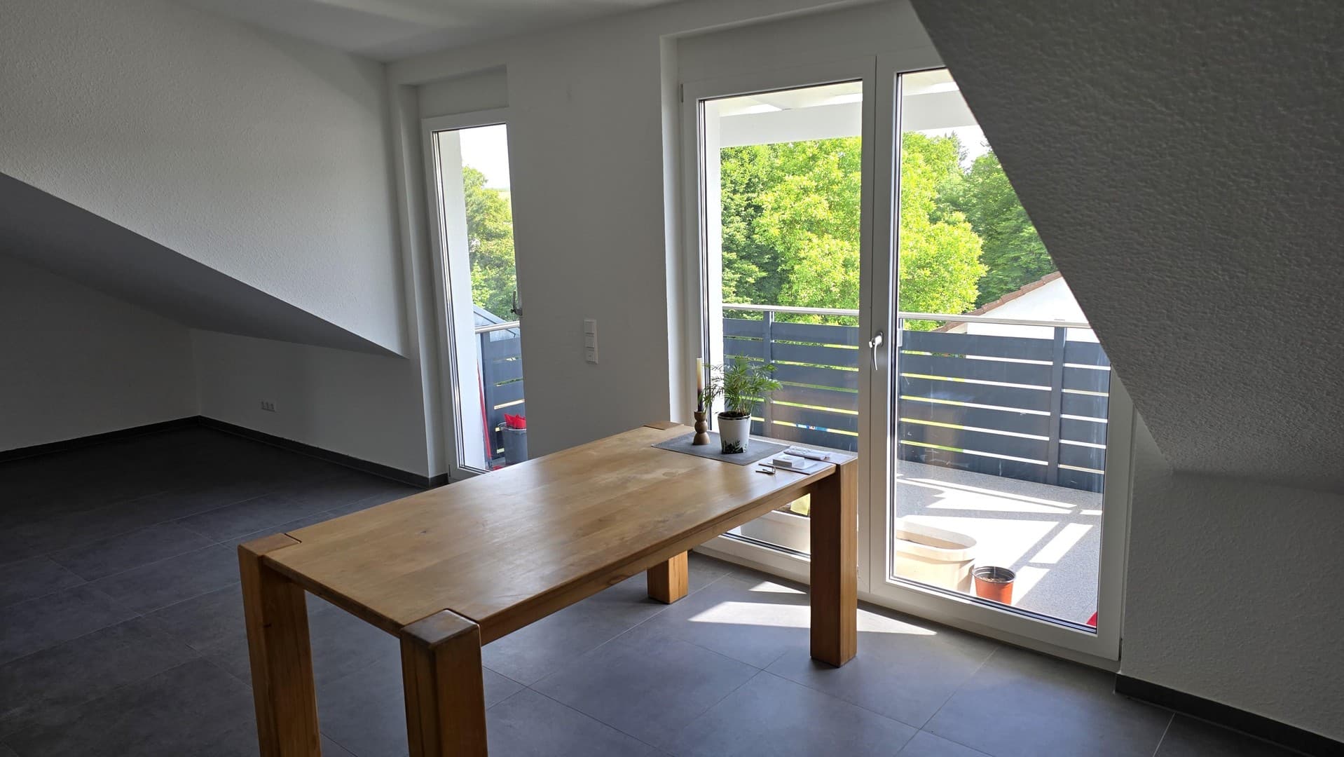Moderne DG-Wohnung – 62 m² – KfW55EE – Balkon, Keller & Stellplatz