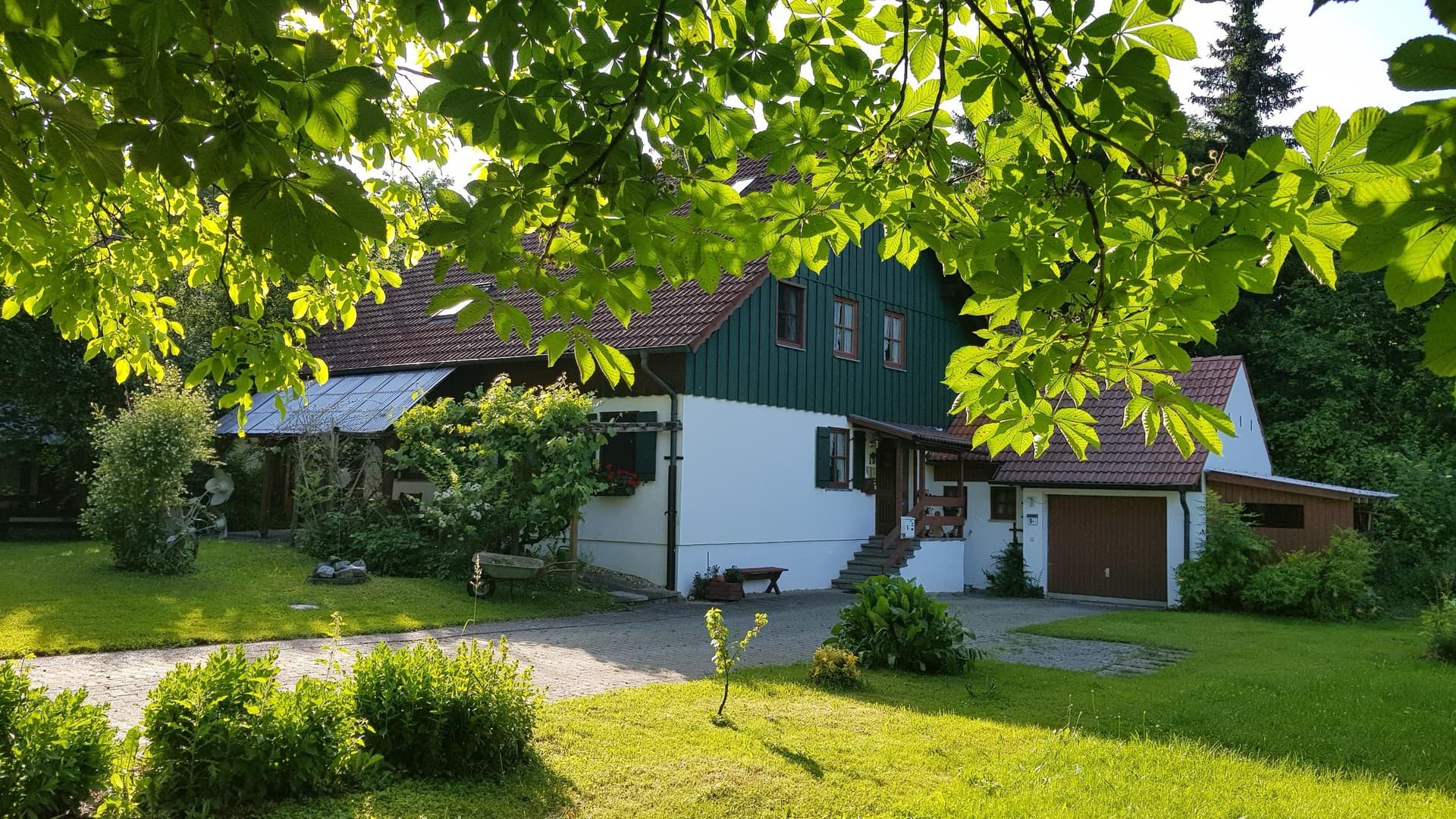 Provisionsfrei: Wunderschönes Holzhaus - Zweifamilienhaus