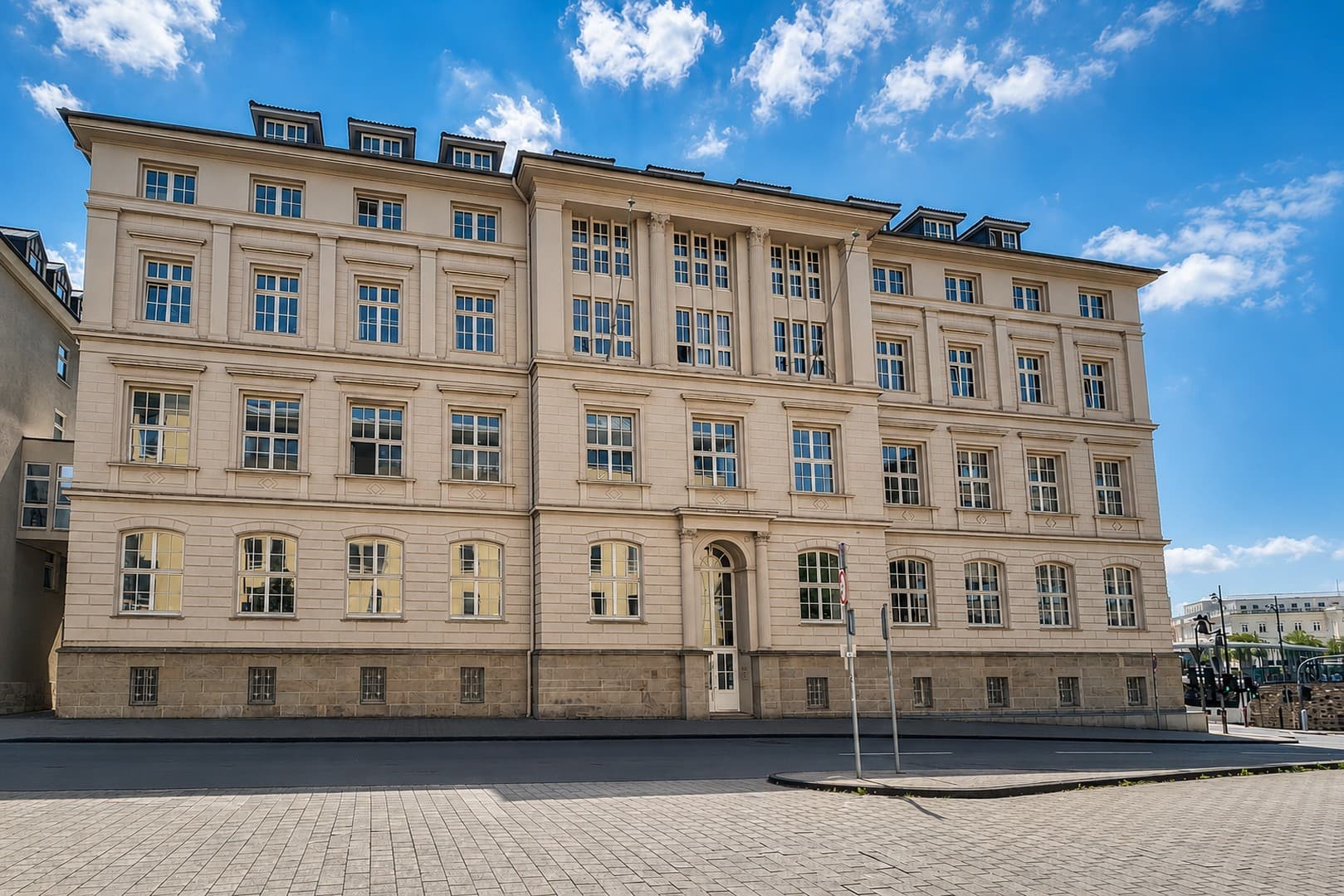 DÜRERHAUS – TOP ARBEITGEBERSTANDORT – DIREKT AM HBF – 9 BÜROS – 8 STELLPLÄTZE – WALLBOXEN