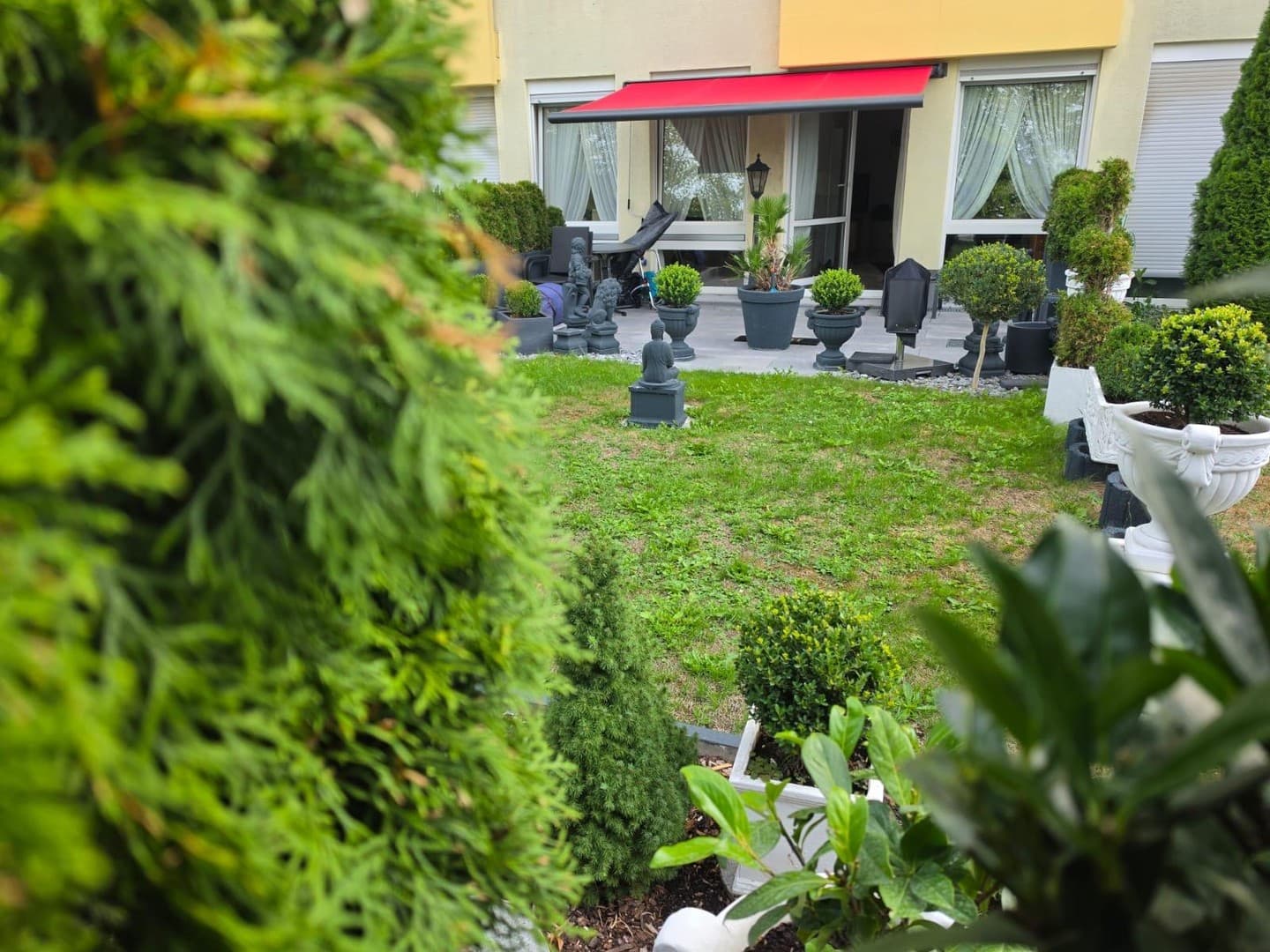 Große Terrasse! Stilvolle 2-Zi.-Garten-Whg m. EBK u. guter Infrastruktur - N/West
