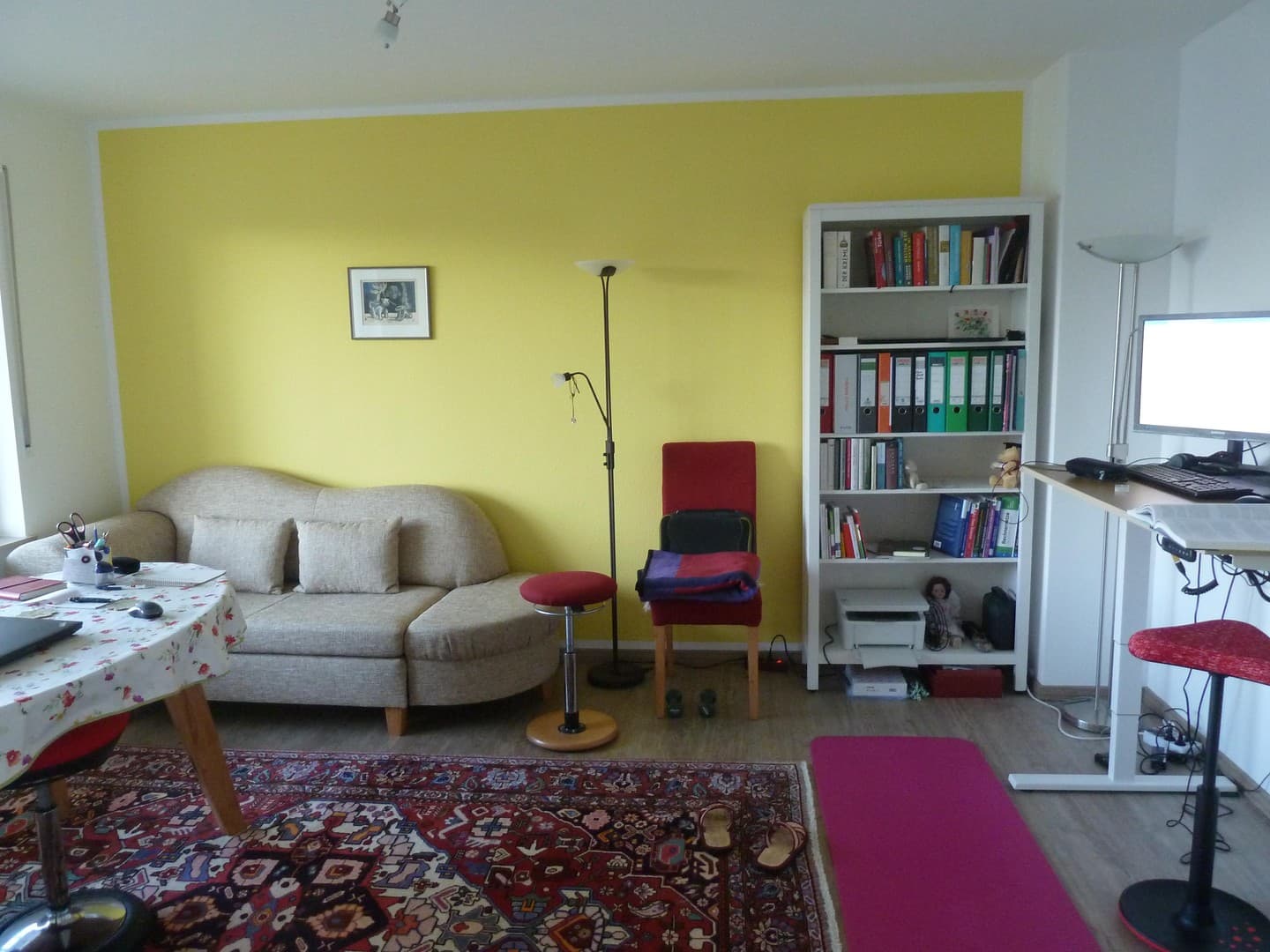 Helle 2-Zimmerwohnung in zentraler, ruhiger Lage mit Balkon, Loggia, Blick ins Grüne und Stellplatz