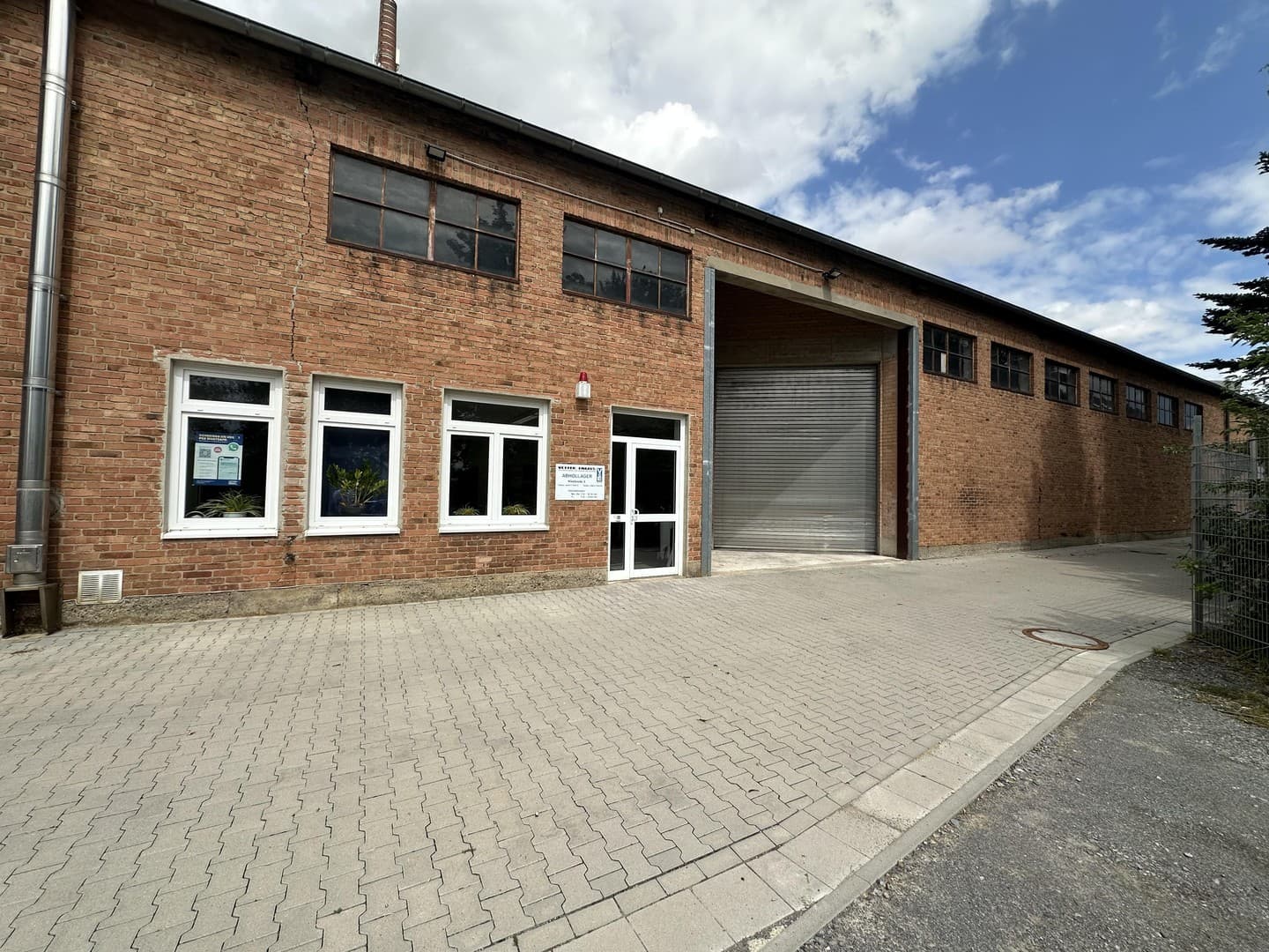 Halle als Lager / Werkstatt rd 600 qm mit Büro und Sozialraum / WC beheizbar