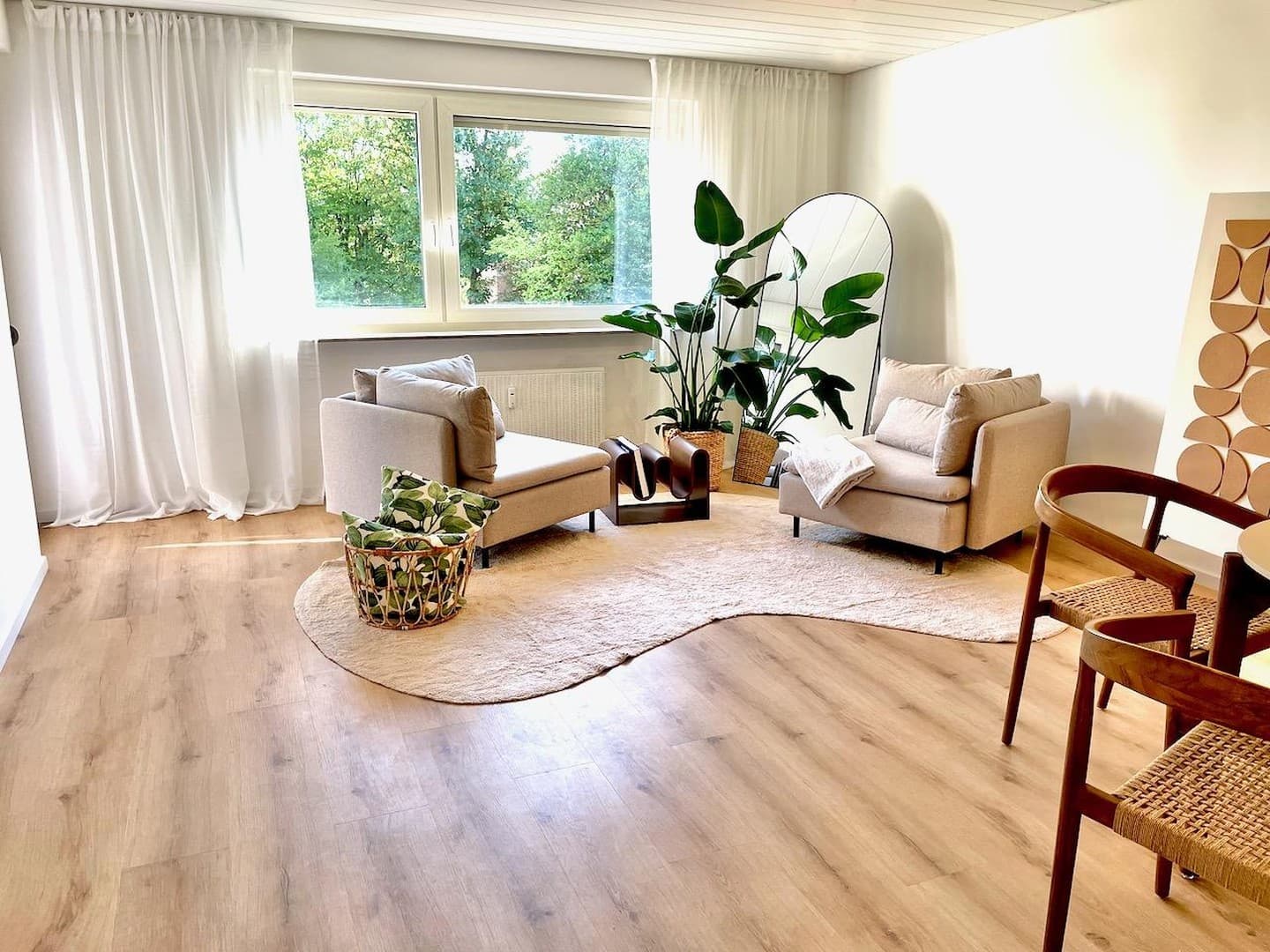 ERSTBEZUG: HELLE, MODERNISIERTE UND LICHTDURCHFLUTETE 3-ZIMMER-WOHNUNG INKL. NEUER EINBAUKÜCHE