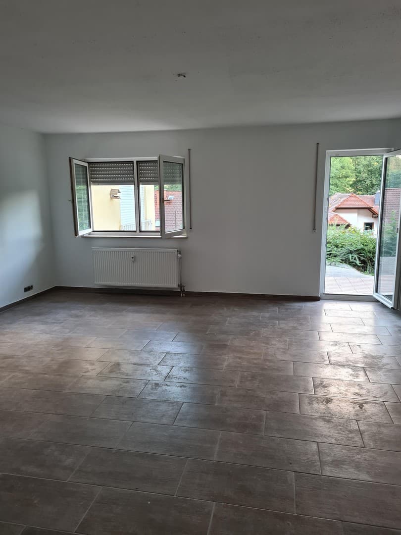 Großzügige 3-Zimmer-Terrassenwohnung in Hanglage mit Südterrasse und 2 Stellplätzen