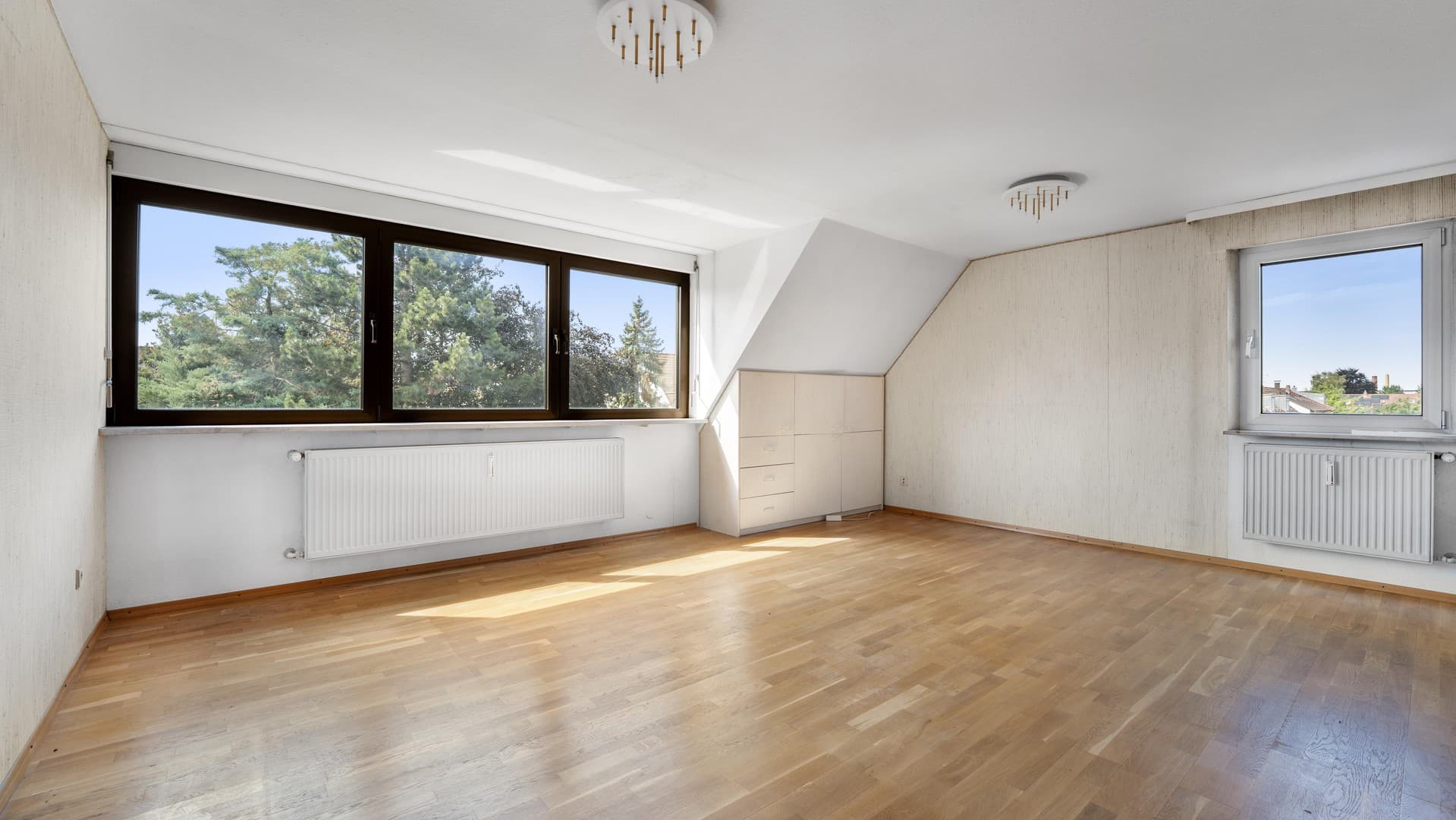 3-Zimmer-Wohnung mit 46 m² ausgebautem Spitzboden + eigener Garten möglich +++ provisionsfrei +++
