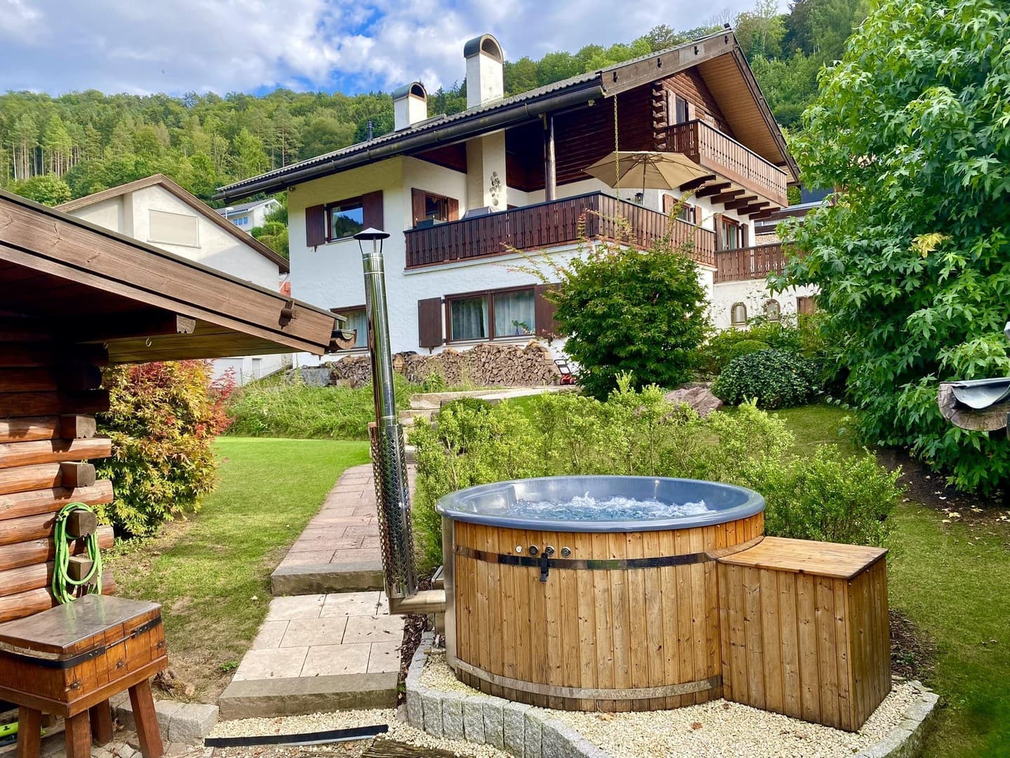 Einfamilienhaus mit Einliegerwohnung in Aussichtslage *provisionsfrei*