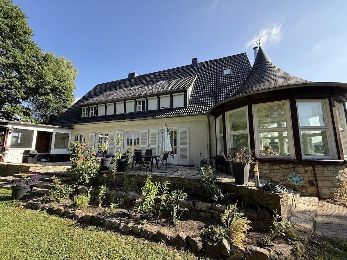 Landhaus-Villa auf 5.245 m² Grundstück: Traumgarten & vielfältige Aufteilung für Wohnen & Arbeiten