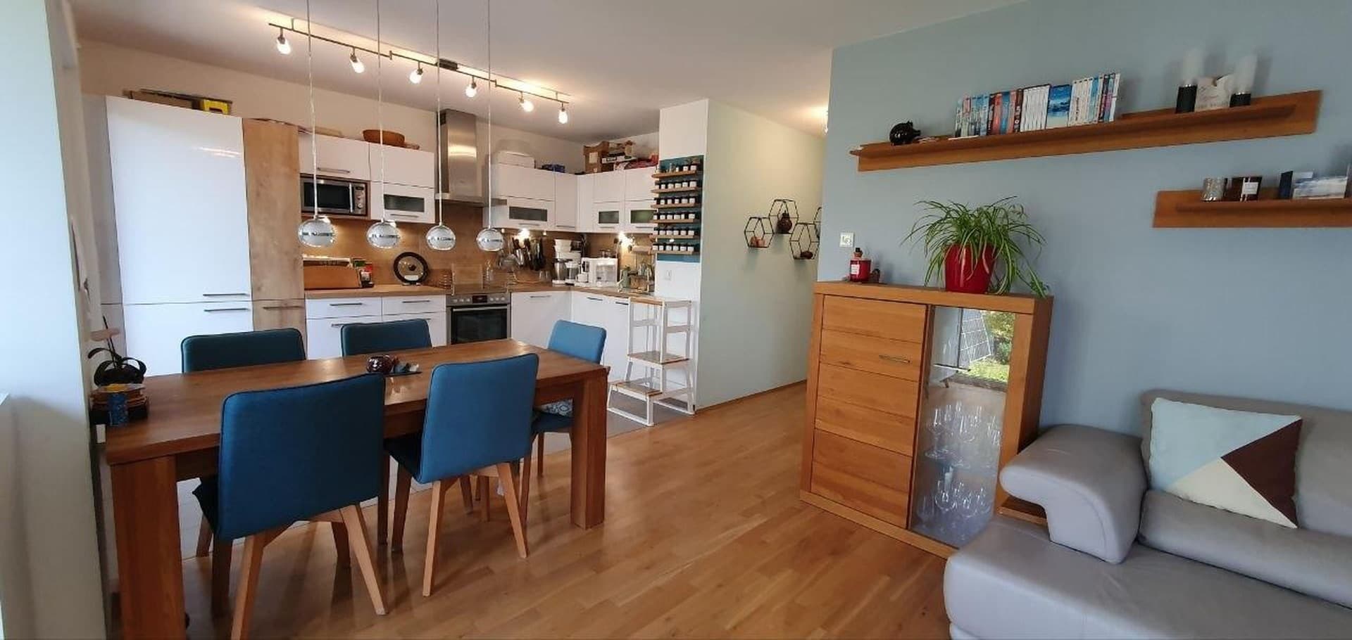 Moderne 4-Zimmer-Wohnung mit Balkon, Aufzug und Tiefgaragenstellplatz in Thon