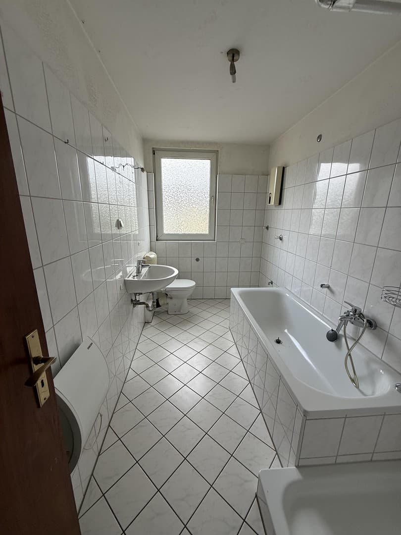 Frisch renovierte 3-Zimmer-Dachgeschosswohnung mit Tageslichtbad & Gästebad in Essen