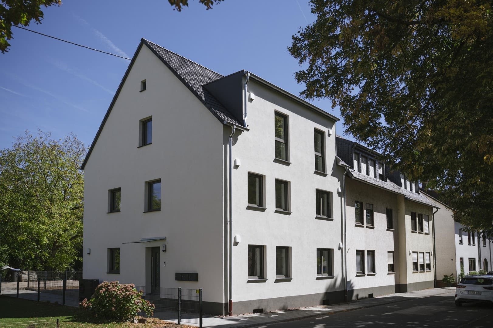 Dachgeschosswohnung mit Balkon und Blick ins Grüne sowie KfW-Darlehen mit 30.000 Euro Zuschuss