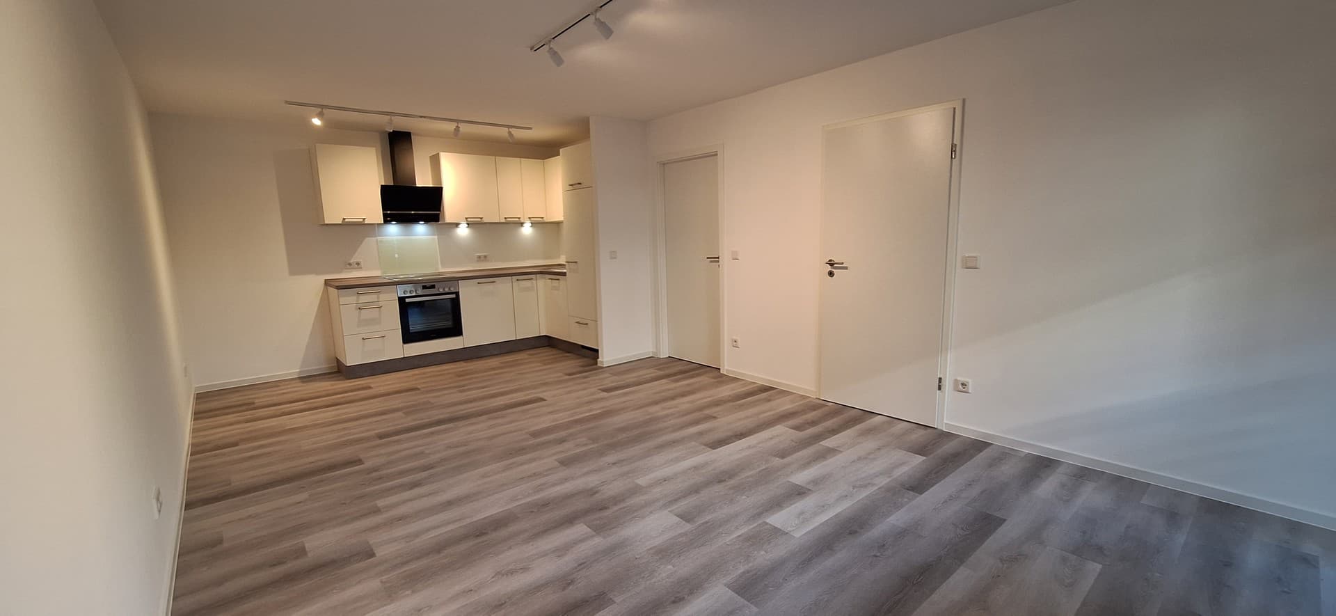 Erstbezug Kernsanierte 2-ZKB im Hochparterre mit Balkon, Tiefgarage und neuer Markenküche