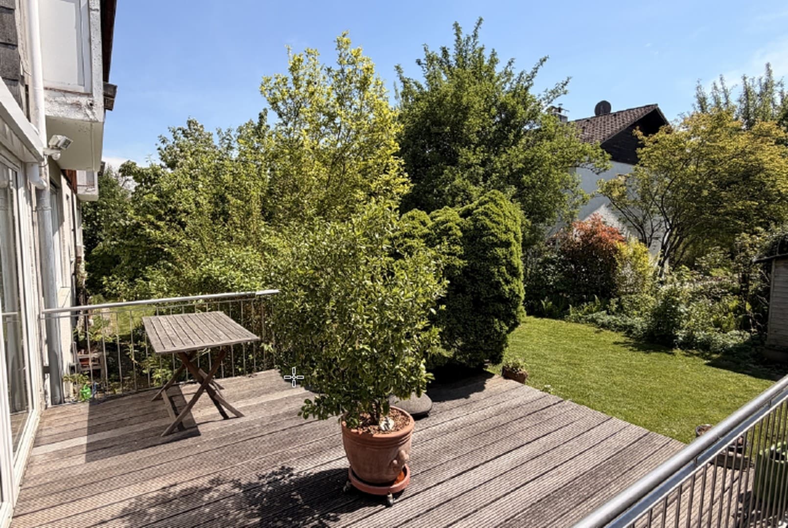 Großzügige Gartenwohnung mit Wintergarten, Terrasse, Küche und Garage in Traunstein