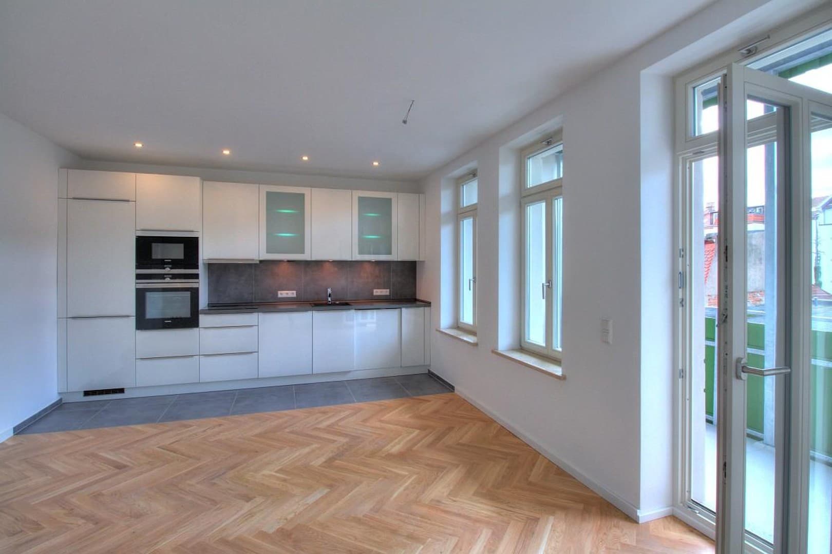Neu sanierte 3-Zimmer-Wohnung mit Luxus-Einbauküche, Terrasse und Gartenabteil