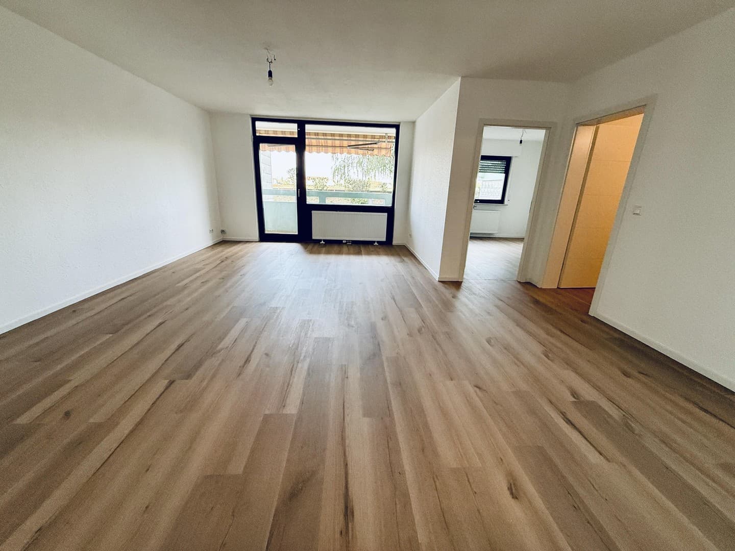 2,5 ZKBB, EG, saniert, neue Einbauküche und Badezimmer