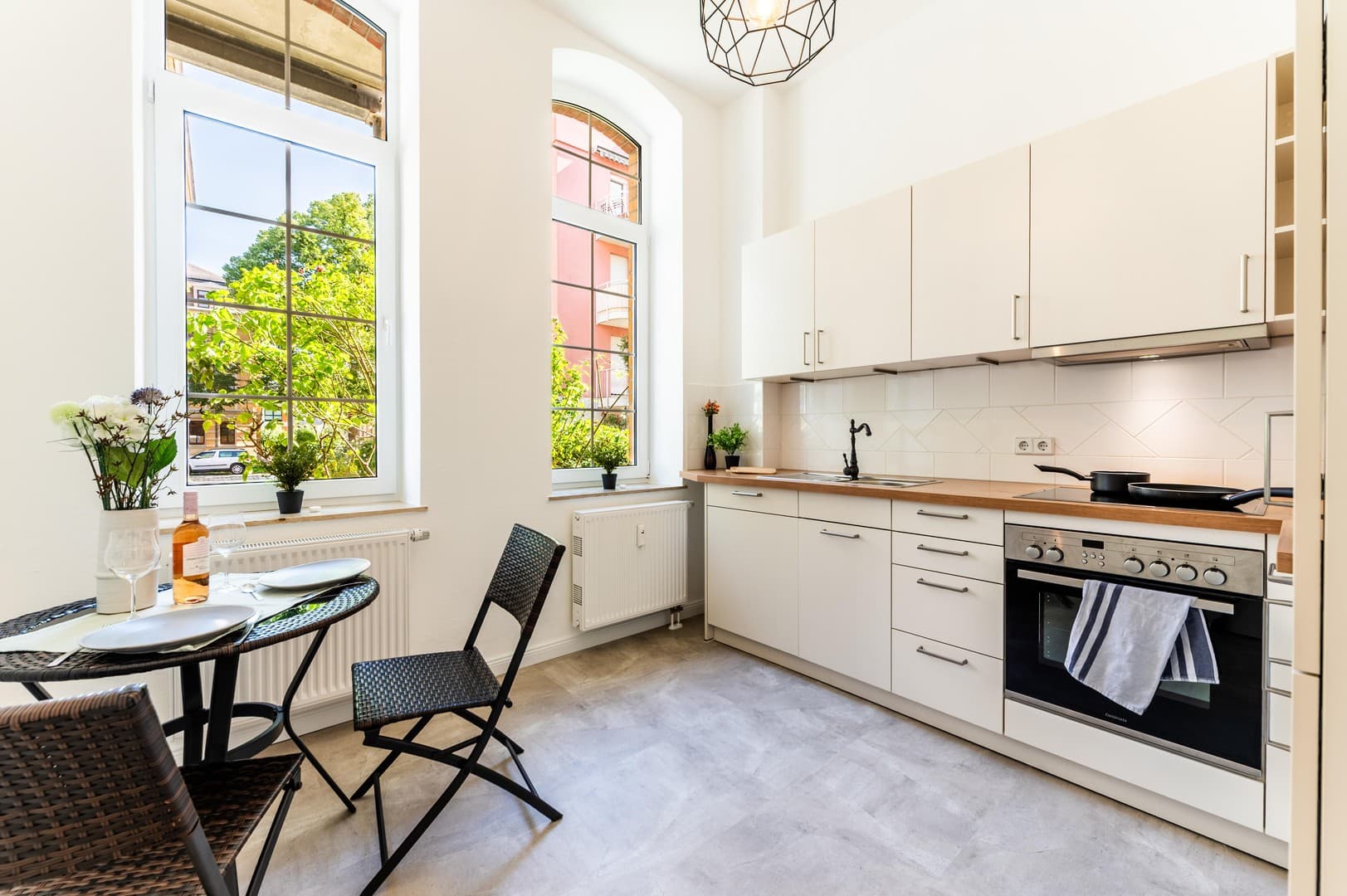 Bezugsfreie, Helle 3 Zimmer Wohnung im Hinterhaus mit Terrasse