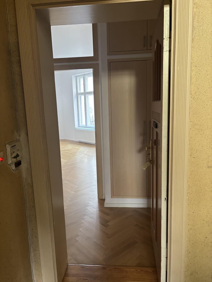 Kernsanierter Berliner Altbau mit Echtholzparkett – ruhige 1-Zimmer-Wohnung im Gartenhaus