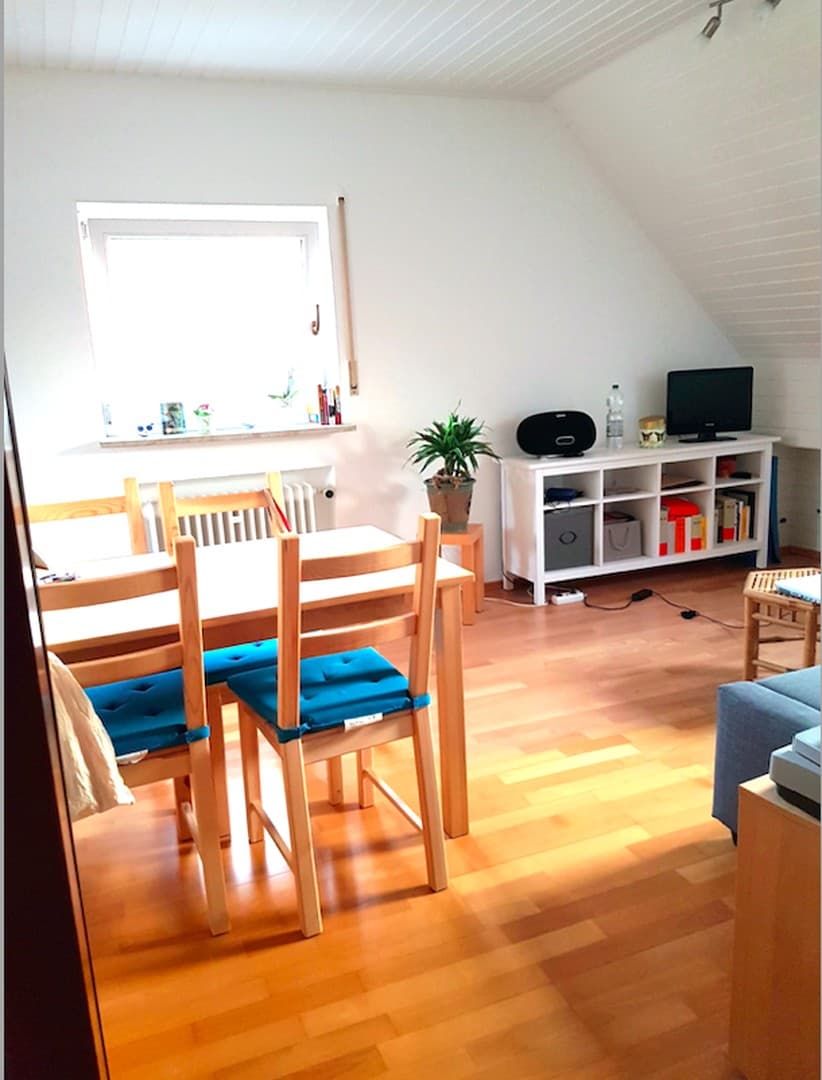 Möbilierte Singlewohnung im Dachgeschoss