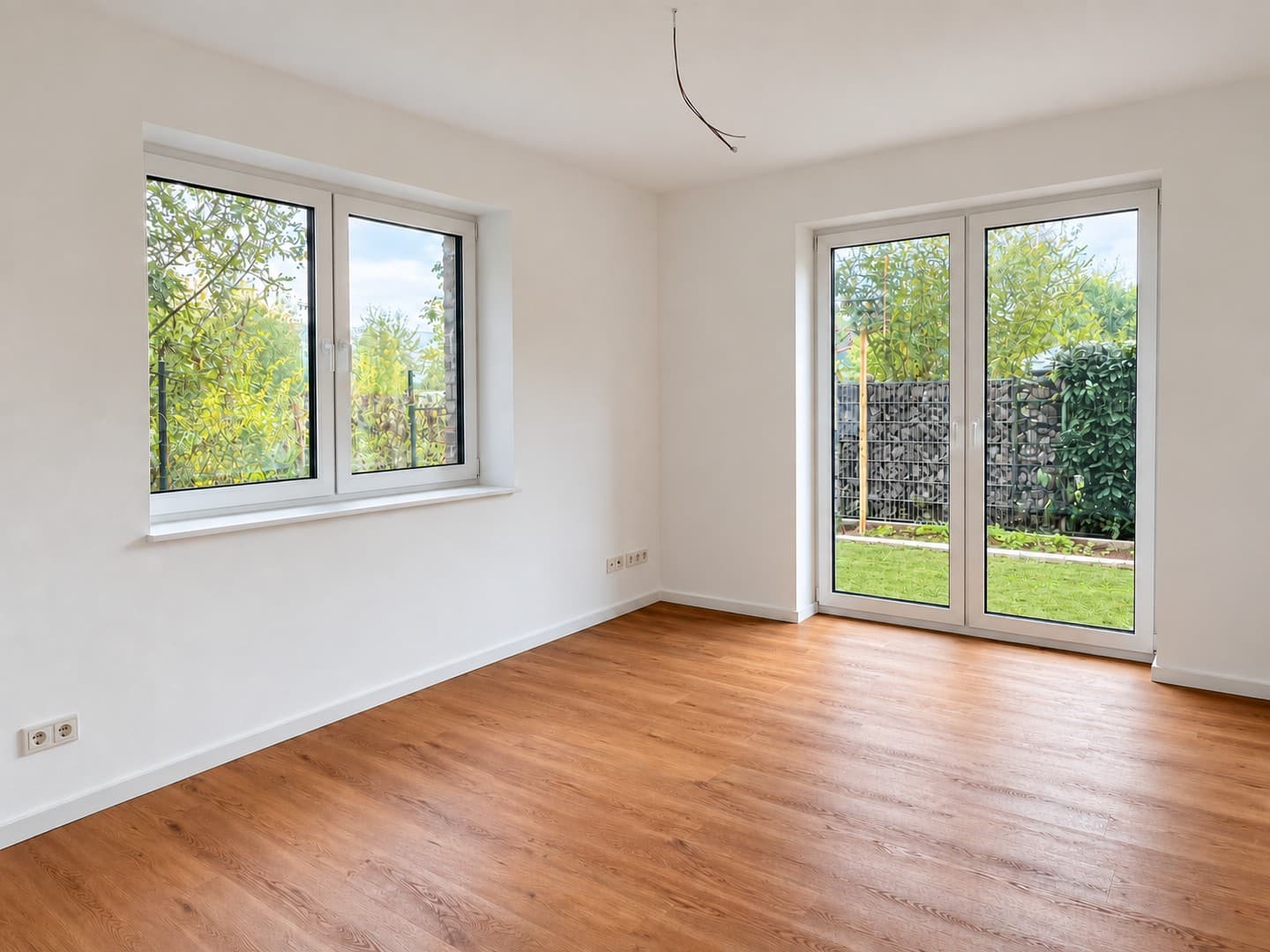 Moderne 3-Zimmer-Neubauwohnung mit zwei eigenen Gartenbereichen, Terrasse und Stellplatz