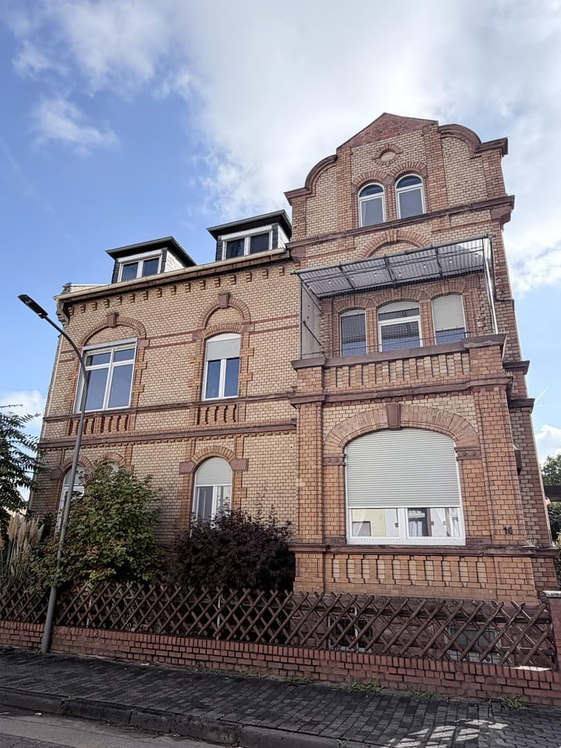 Großzügige WG-Zimmer in stilvoller Altbauwohnung mit Balkon & Garten