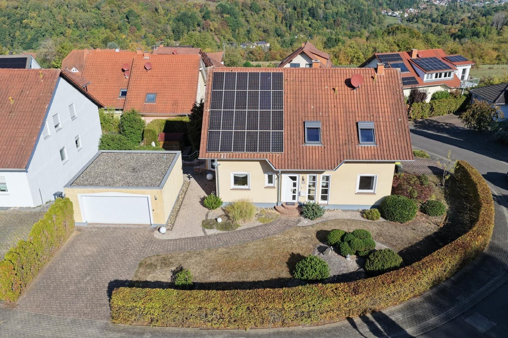Großzügiges EFH mit sehr schöner ELW