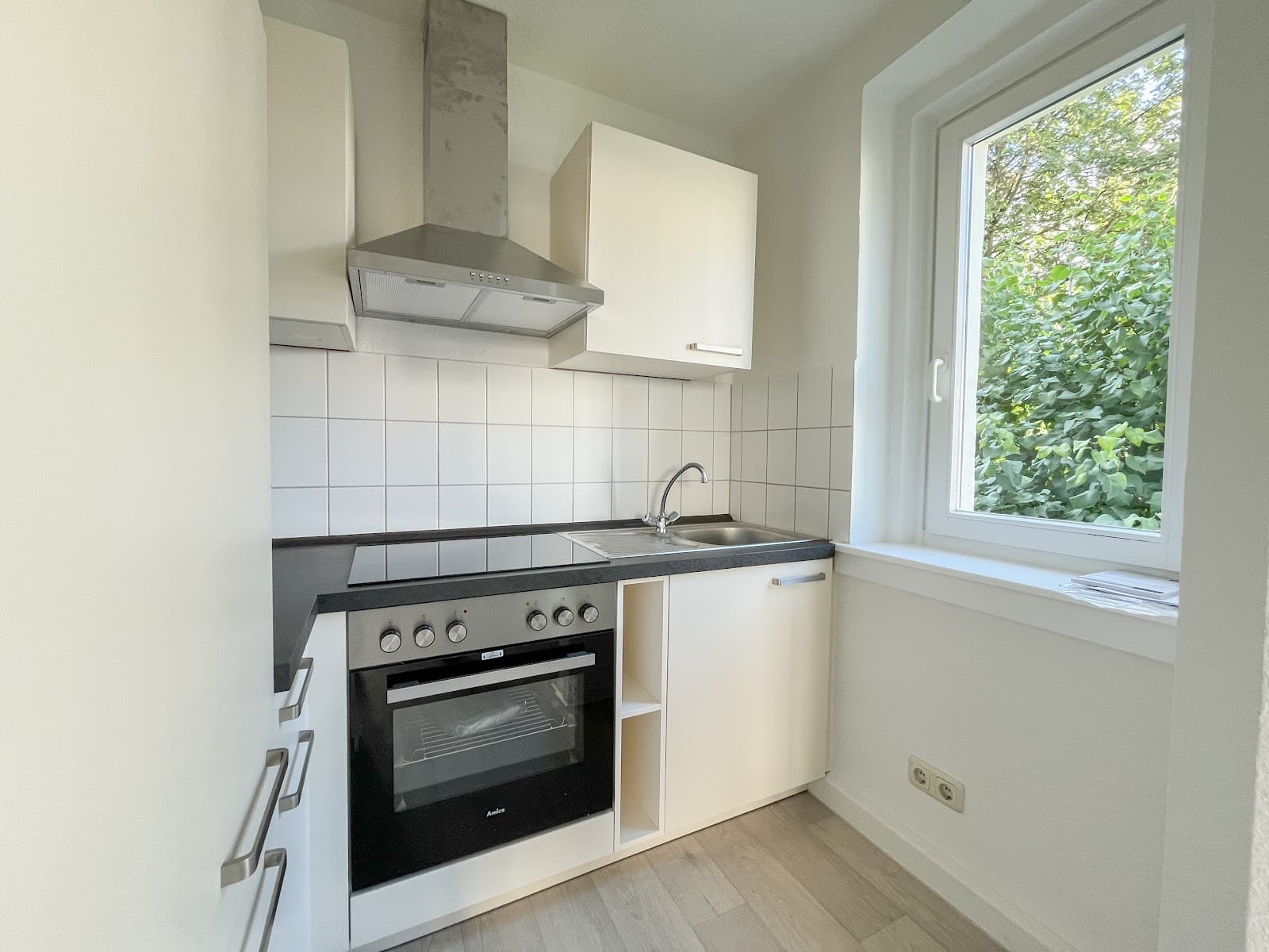Kompakt, cool, dein – kleines Zuhause mit Einbauküche!