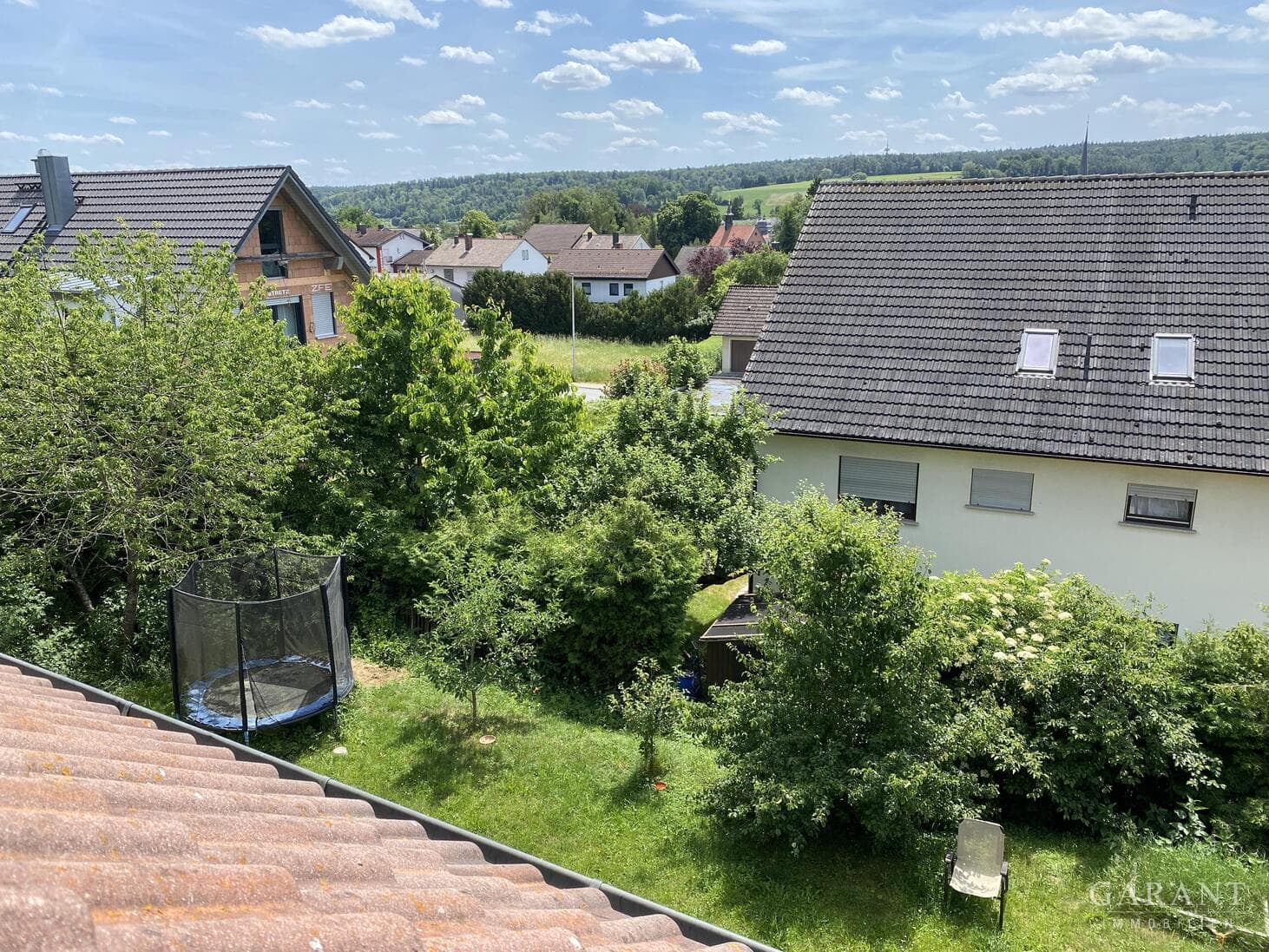 Großzügige versetzte Doppelhaushälfte mit Einliegerwohnung, Garten und Garage - in ruhiger Lage