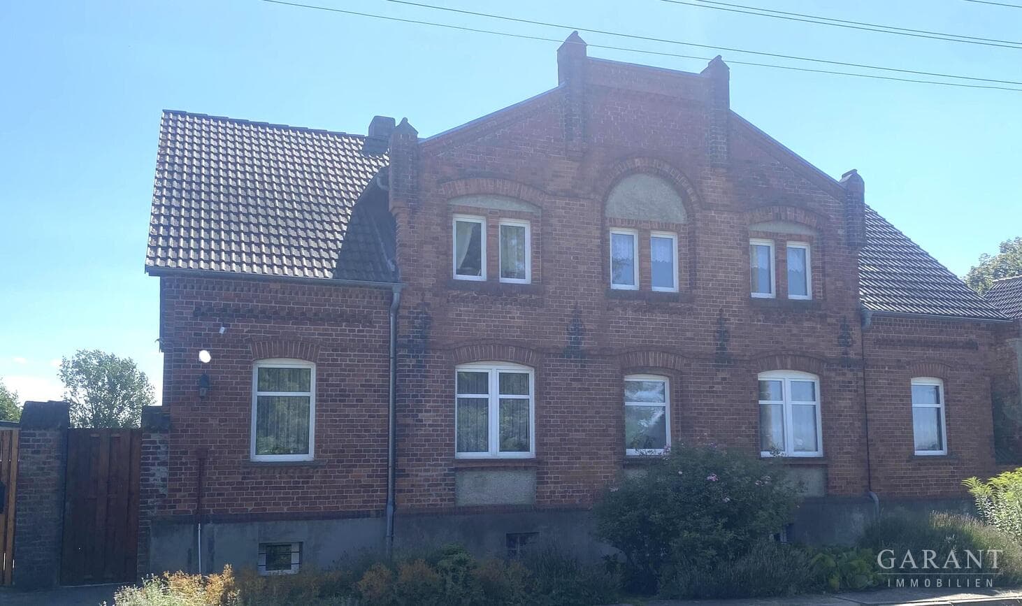Großes Einfamilienhaus mit großem Garten, Einliegerwohnung, Pool & Garage