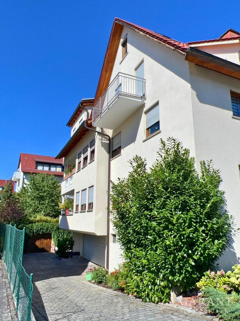 Mehrgenerationenhaus mit Gewerbebereich, Garage und Garten