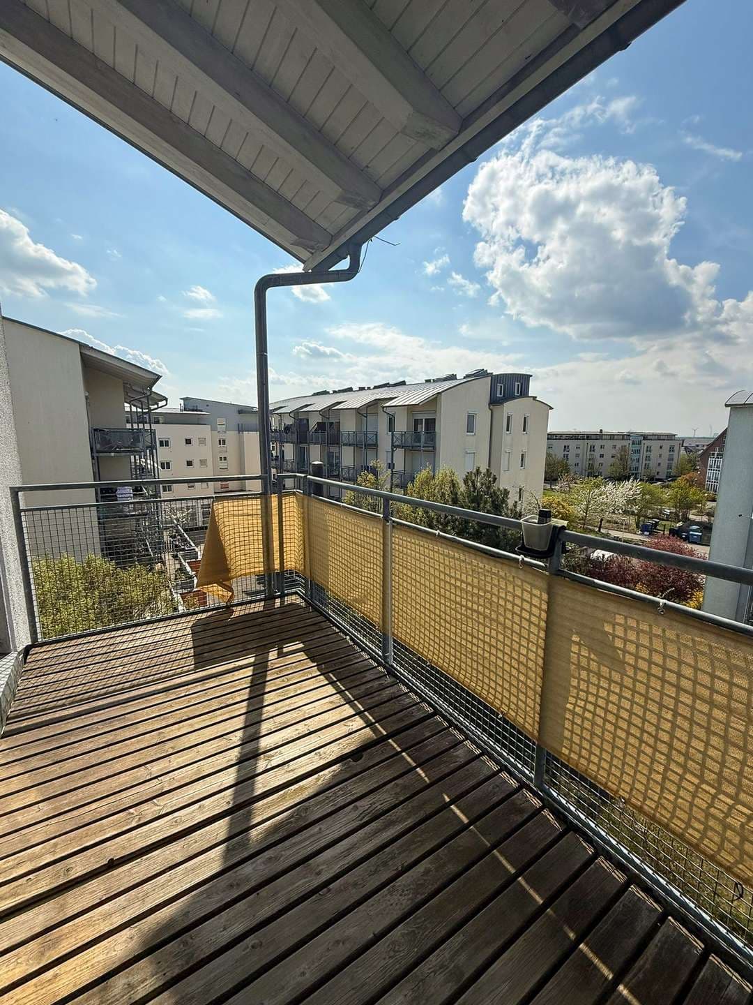 Vermietete Galeriewohnung mit Balkon, 2 Stellplätzen & über 6 % Rendite in Großkugel