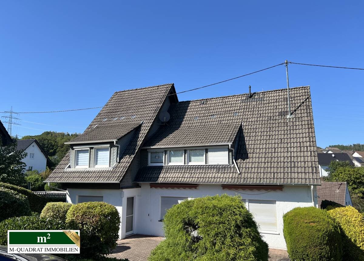 Schöner und großzügiger Wohnen in Oberwiehl! Zwei-bis Dreifamilienhaus mit Garagen u. Baugrundstück.