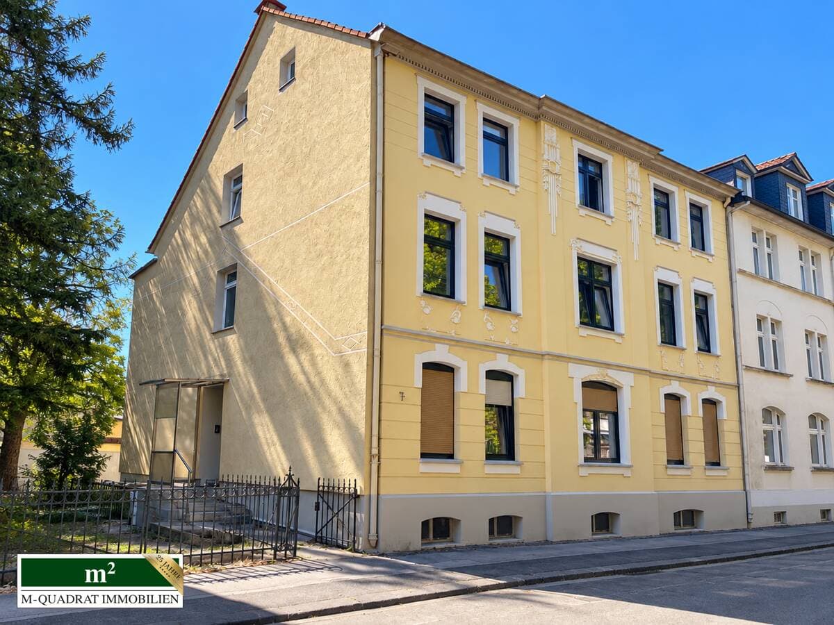 Solides Dreifamilienhaus mit separatem kleinen Gewerbegebäude und Garten in ruhiger Citylage