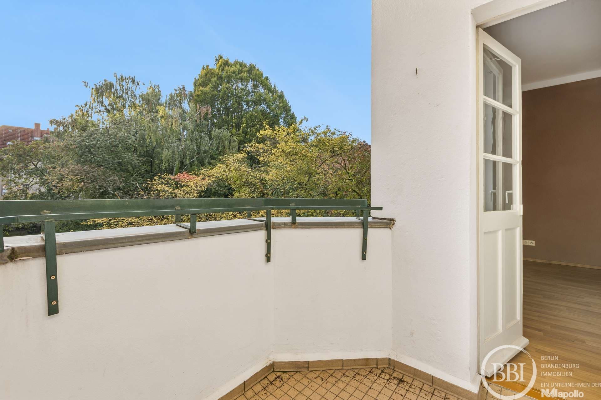 Loggia ins Grüne: 1,5-Zimmer-Altbau mit Wohnküche und Tageslichtbad in Reinickendorf
