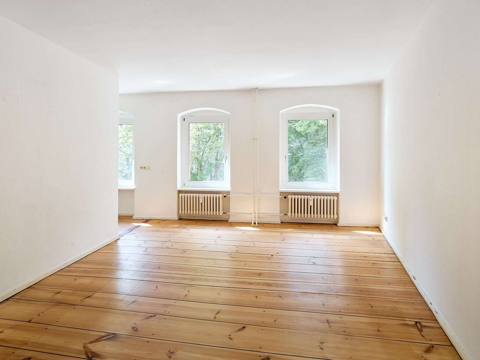 Kompakte Altbauwohnung mit klassischem Dielenboden nahe der Spree