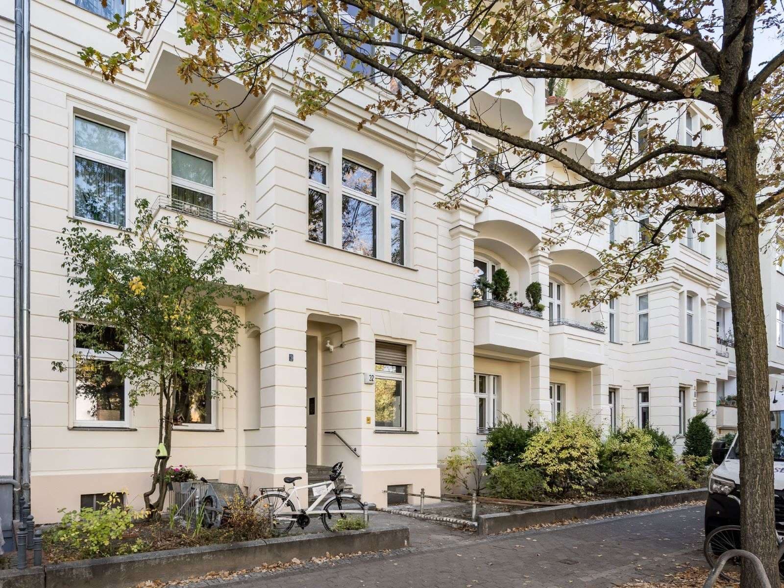 Investmentmöglichkeit auf der Schöneberger Insel: Charmante 3-Zimmer-Altbauwohnung
